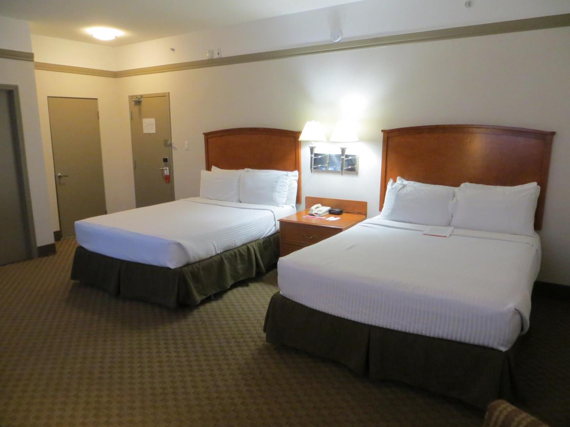 Ramada By Wyndham Edmonton South Hotel Room photo