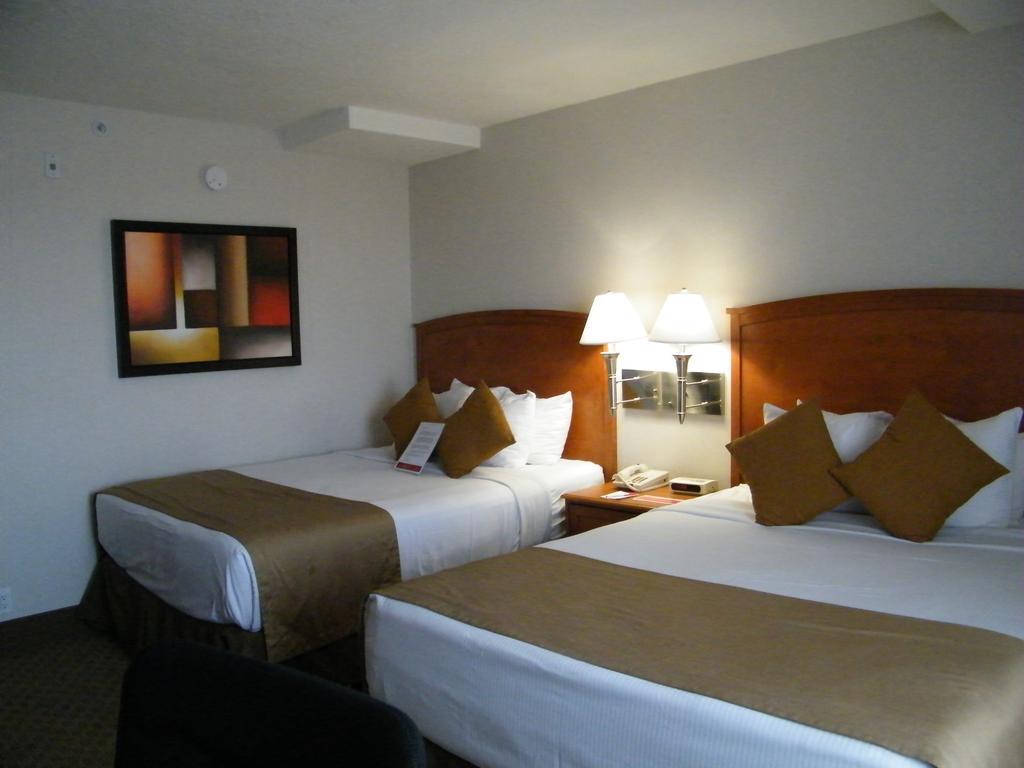 Ramada By Wyndham Edmonton South Hotel Room photo