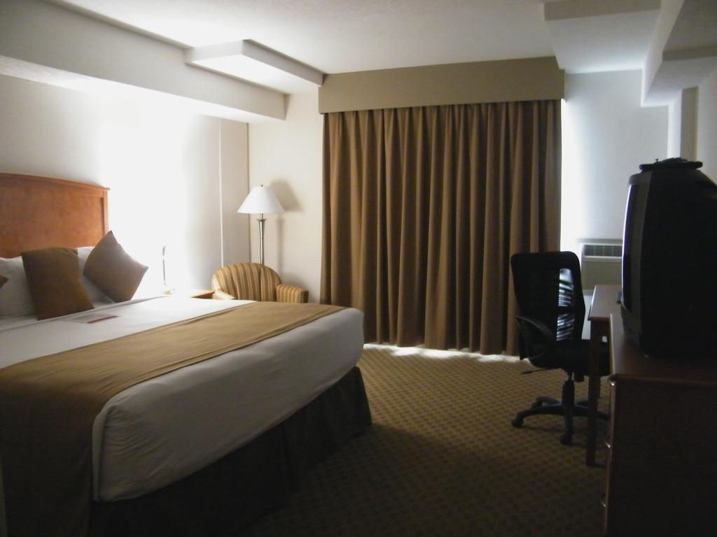 Ramada By Wyndham Edmonton South Hotel Room photo