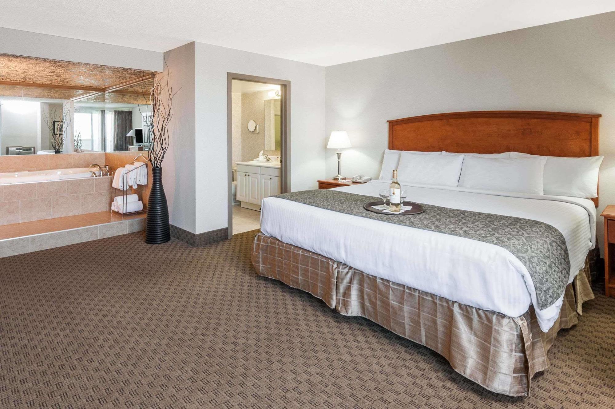 Ramada By Wyndham Edmonton South Hotel Exterior photo
