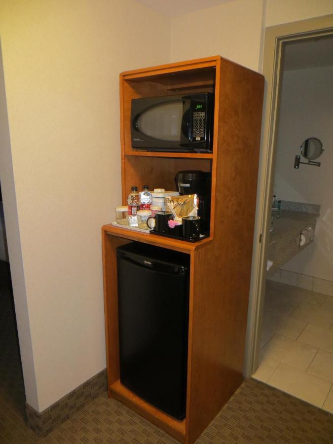Ramada By Wyndham Edmonton South Hotel Room photo