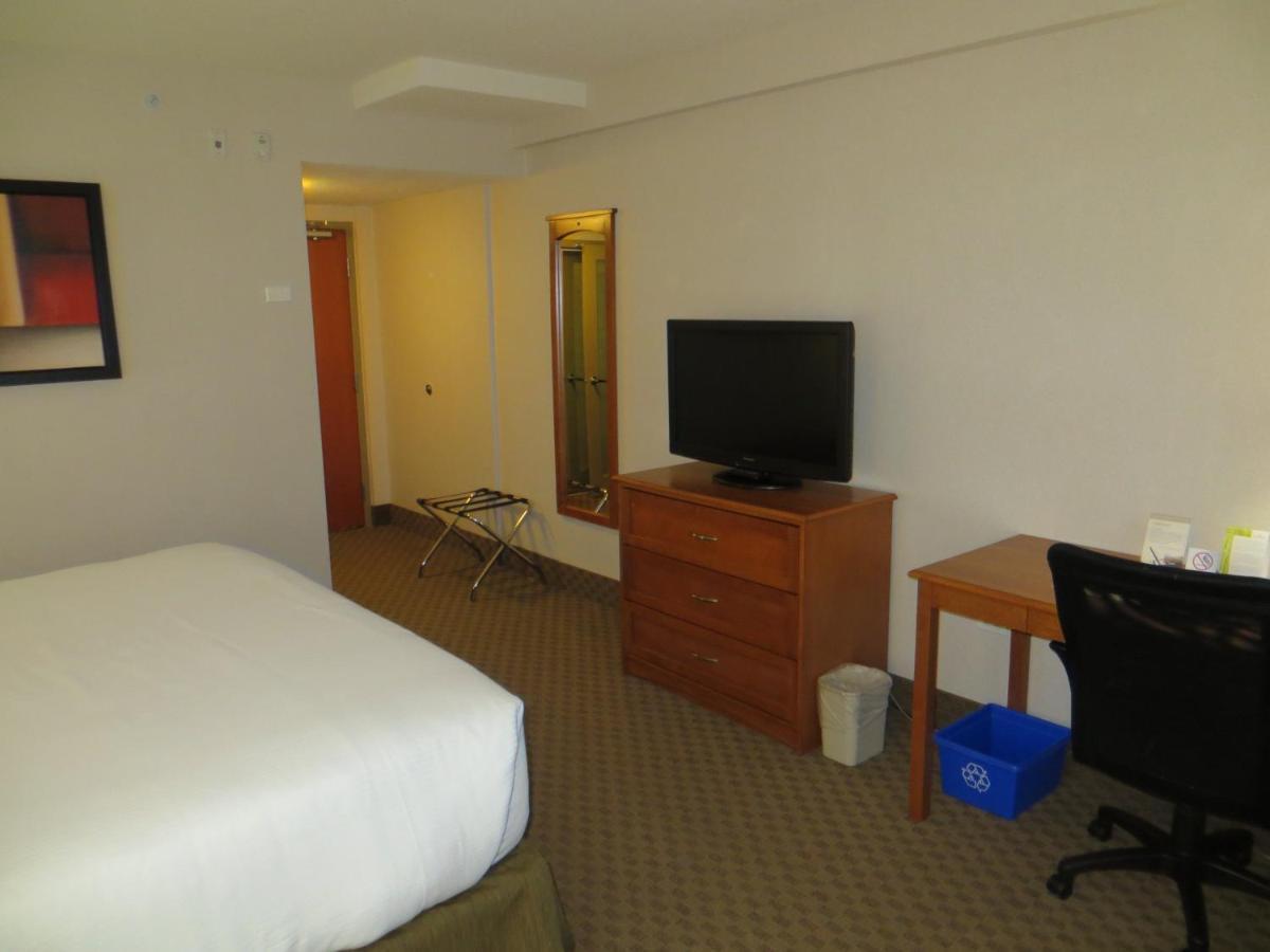 Ramada By Wyndham Edmonton South Hotel Room photo